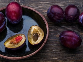 Jigsaw Puzzle «Bowl and plums»