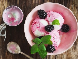 Quebra-cabeça «Ice cream and blackberry»