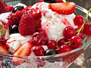 Jigsaw Puzzle «Ice cream and berries»