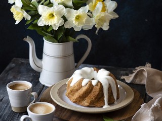 Пазл «Daffodils and cupcake»