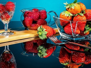Jigsaw Puzzle «Reflection of berries»