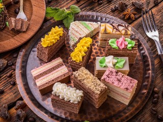 Jigsaw Puzzle «Cakes on the tray»