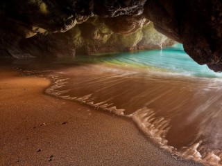 Пазл «Пляж в пещере»