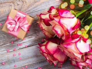 Jigsaw Puzzle «Gift and roses»