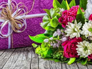 Пазл «Подарок и цветы»