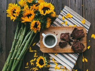 Quebra-cabeça «Sunflowers and brownies»