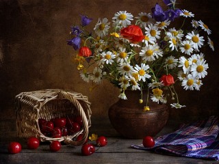 Jigsaw Puzzle «Camomiles and cherries»