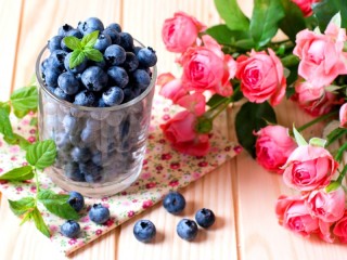 Quebra-cabeça «Roses and a jar of blueberries»