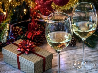Jigsaw Puzzle «Champagne and gift»