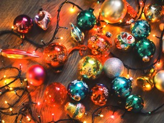 Jigsaw Puzzle «Balls with garland»