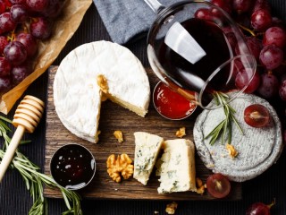 Jigsaw Puzzle «Cheese and grapes»