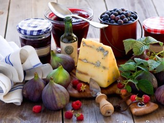 Jigsaw Puzzle «Cheese with figs and berries»