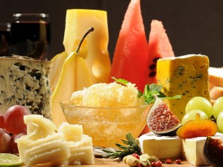 Пазл «Cheeses and fruit»