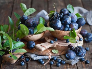 Пазл «Plums and blueberries»
