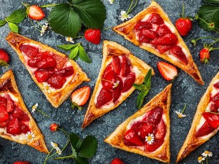 Jigsaw Puzzle «Puff with strawberries»