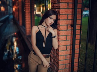 Слагалица «Dark-haired girl»