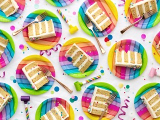 Слагалица «Cake on rainbow plates»