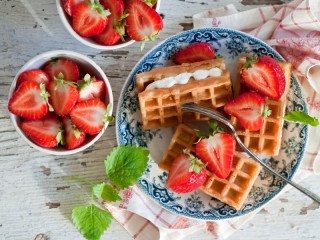 Puzzle «Waffles with strawberries»