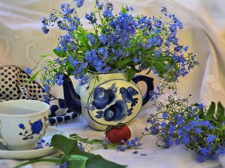 Puzzle «Vase with forget-me-nots»