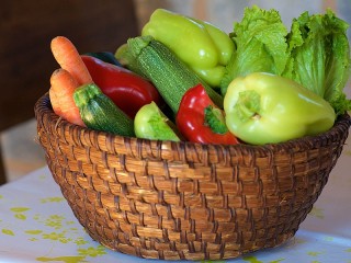 Jigsaw Puzzle «Vegetables in basket»