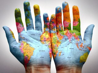 Слагалица «The whole world in hands»