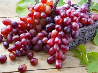 Jigsaw Puzzle «Grapes in a basket»