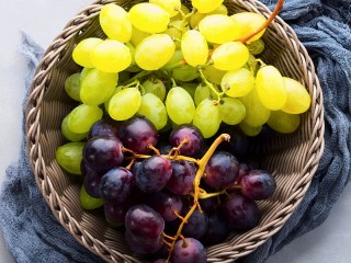 Jigsaw Puzzle «Grapes in a basket»