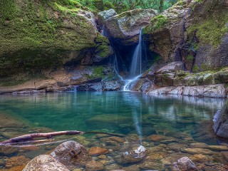 Bulmaca «Vodopad v skalah»