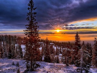 Jigsaw Puzzle «Sunrise under the clouds»