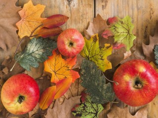 Jigsaw Puzzle «apples and leaves»