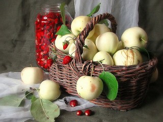 Jigsaw Puzzle «Apples and strawberries»