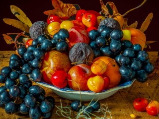 Jigsaw Puzzle «Berries on a plate»