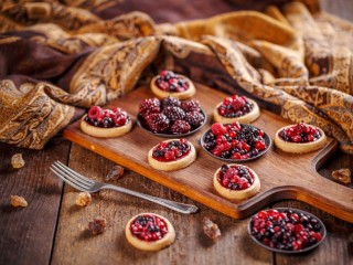 Jigsaw Puzzle «Berry tartlets»