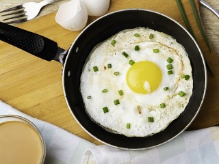 Zagadka «The egg in the pan»