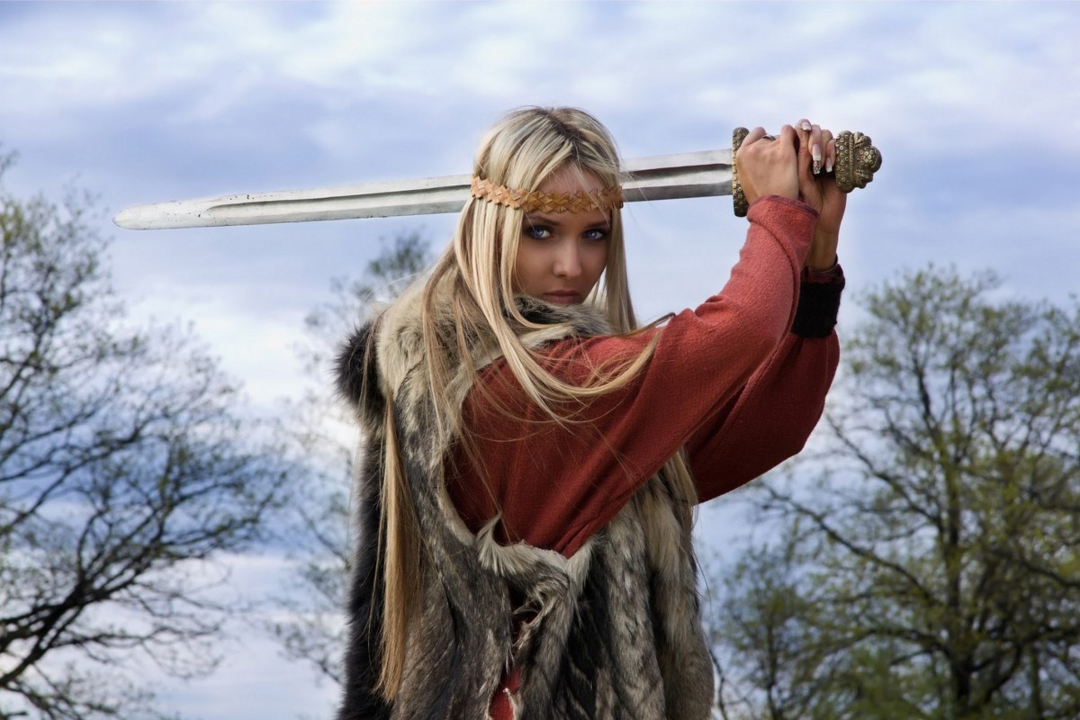 Блондинка с мечом. 