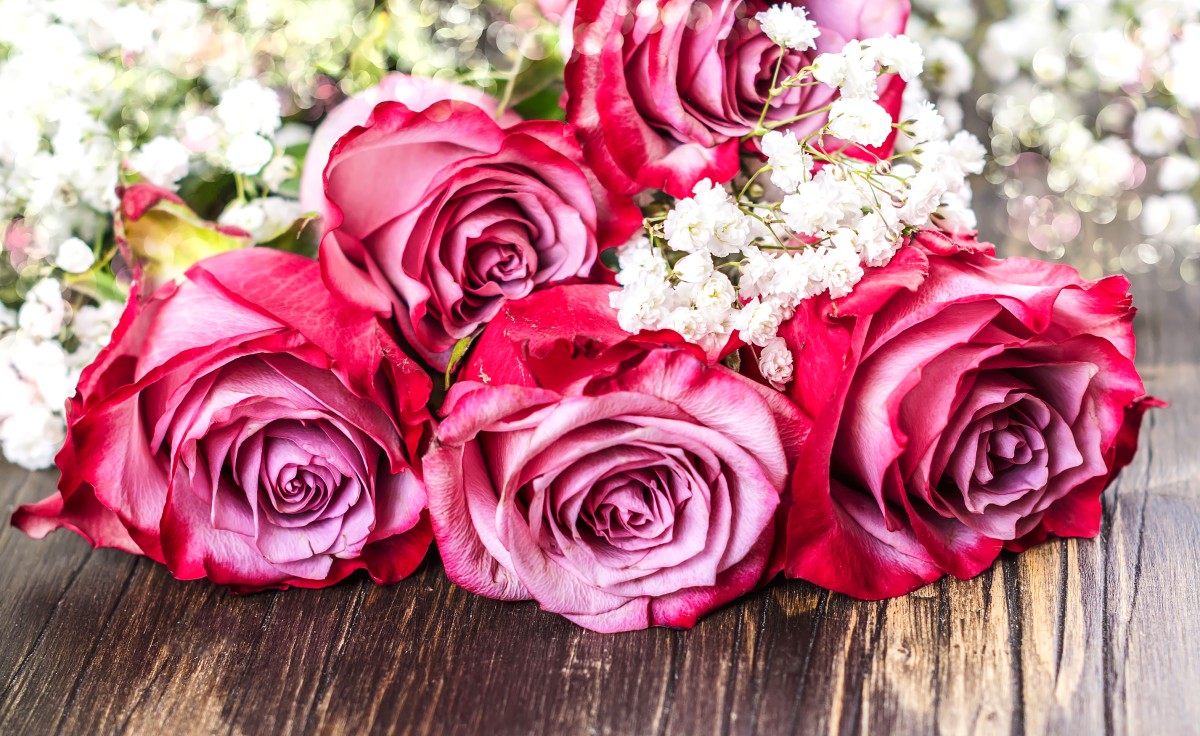 Онлайн пазл «Букет роз на столе»