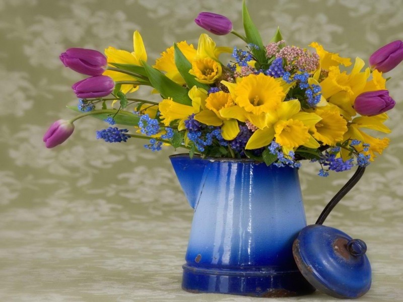 Пазл Нарциссы и тюльпаны в чайнике