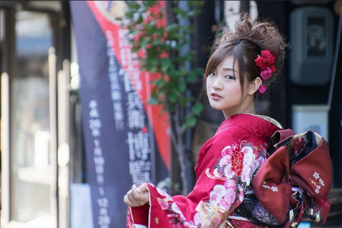 Как называют девушку в японии. Японка в кимоно. Японская девушка в кимоно. Японка в национальном костюме. Японец в кимоно.