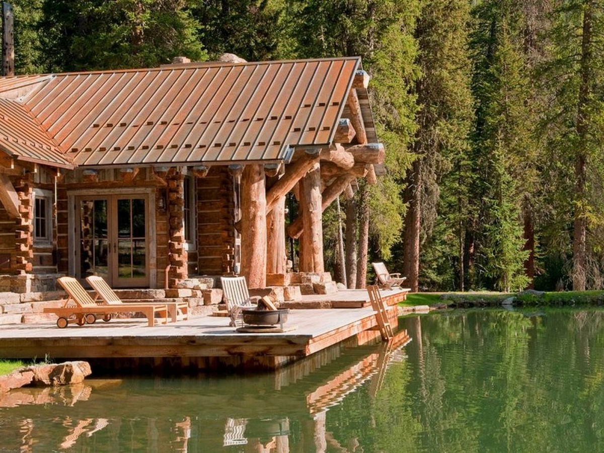 деревянный дом на берегу озера
