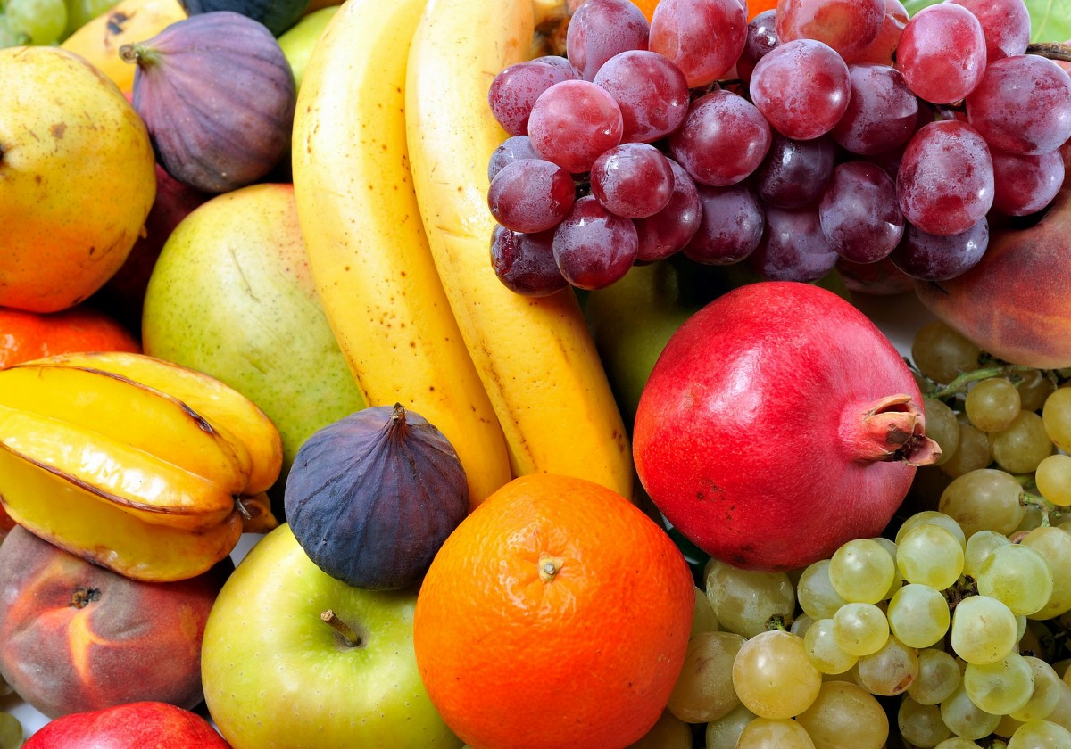 В вазе лежат 4 разных фрукта. Фрукты. Овощи, фрукты, ягоды. Свежие фрукты. Разные фрукты.