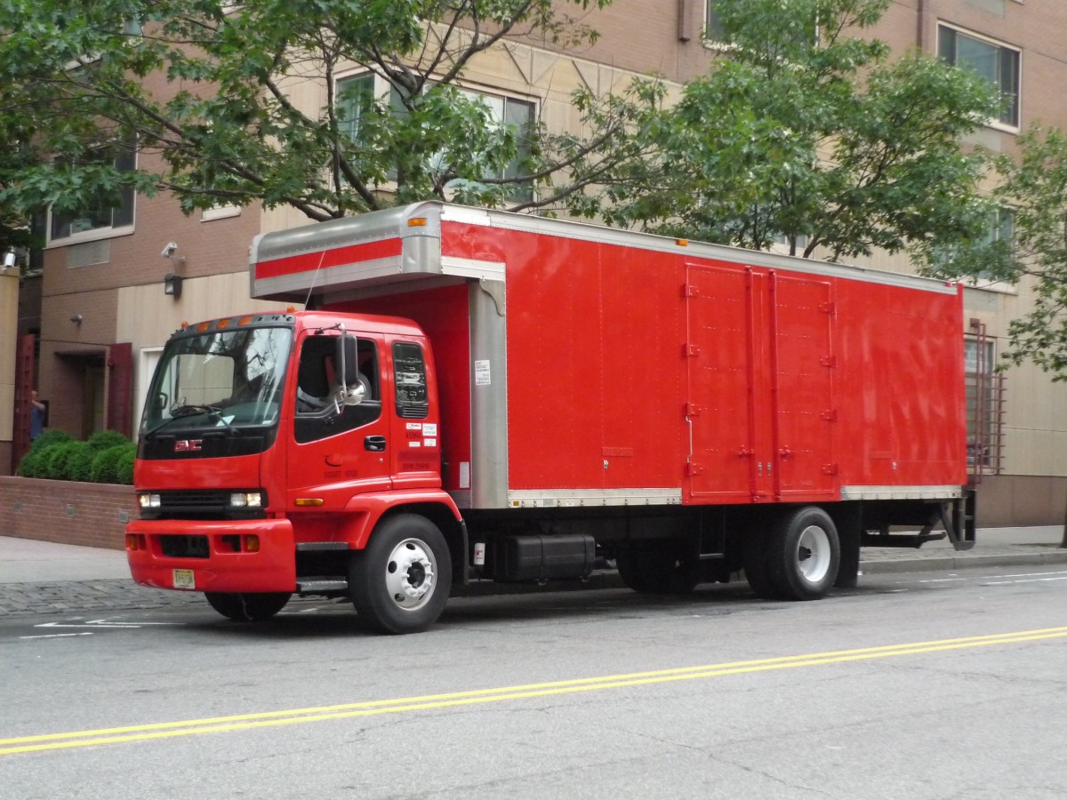 Красный фургон. Красный грузовик. Грузовые машины однотонные. Учебный грузовик красны.