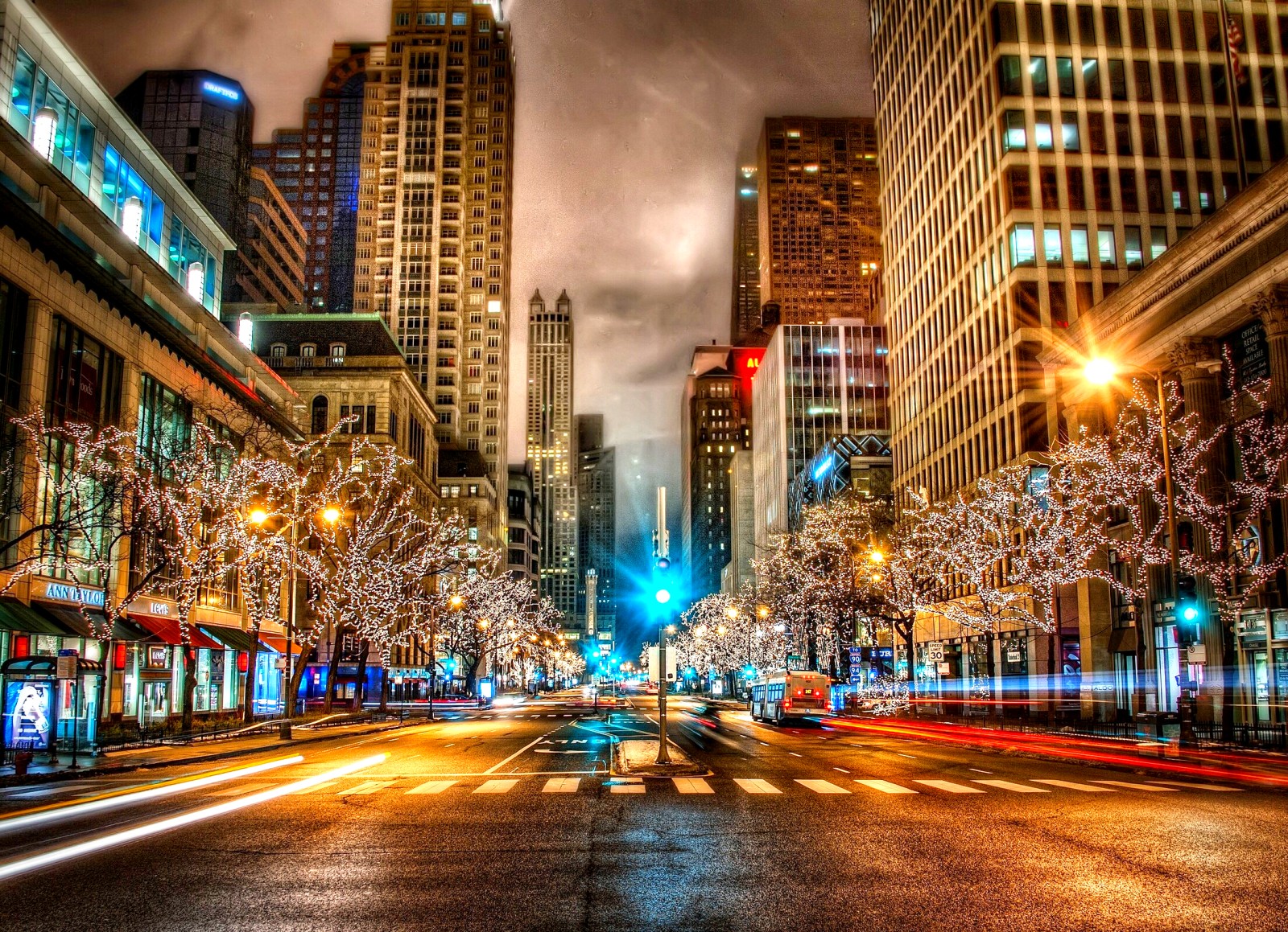 Звук большого города. Чикаго (Иллинойс). Улица Мичиган Чикаго. Нью-Йорк улицы. Мичиган-Авеню в Чикаго ночью.