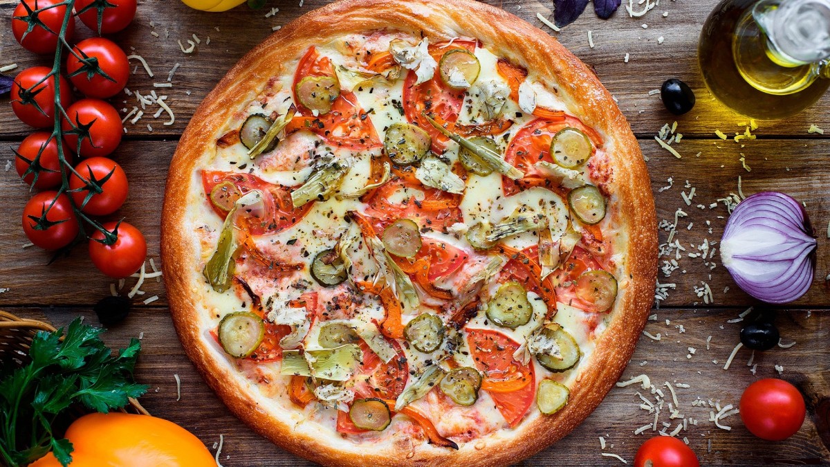 три пиццы одна с фруктами овощами и соусом фото 86
