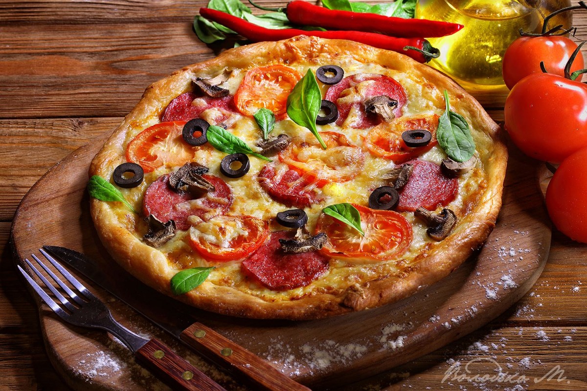 классический рецепт домашней пиццы с колбасой сыром и помидорами фото 42