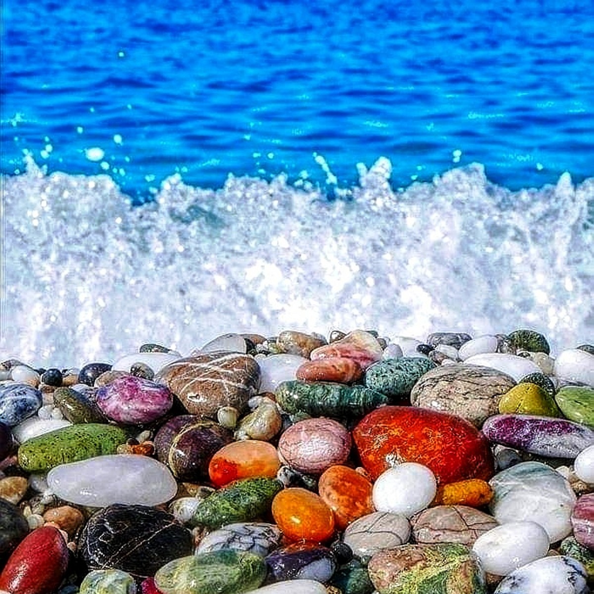 красивые камушки на море