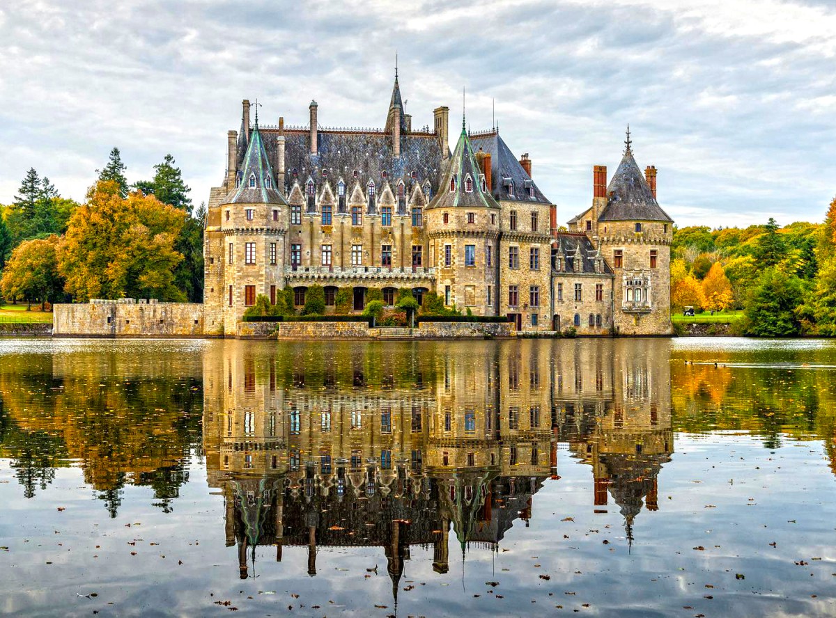 Замок номер 4. Замок Бретеш Франция. Дворец на воде. Замок в отражении. Пазлы замок у озера.