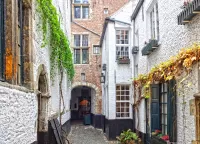Bulmaca Antwerp courtyard