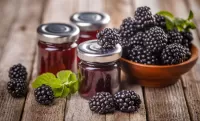 Bulmaca Jars with blackberries