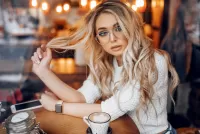Bulmaca Blonde in glasses