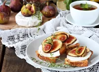 Jigsaw Puzzle Sandwiches with figs
